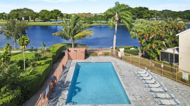 41 Tara Lakes Drive E, Boynton Beach, FL 33436