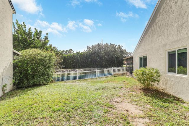 41 Tara Lakes Drive E, Boynton Beach, FL 33436