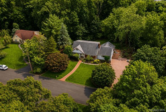 11 Hillside Court, Suffern, NY 10901