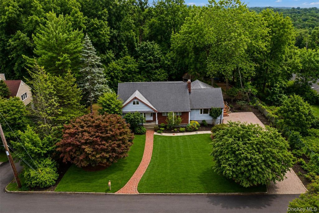 11 Hillside Court, Suffern, NY 10901