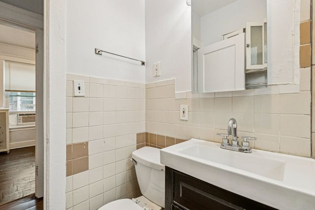 2018 W Birchwood Avenue, Chicago, IL 60645