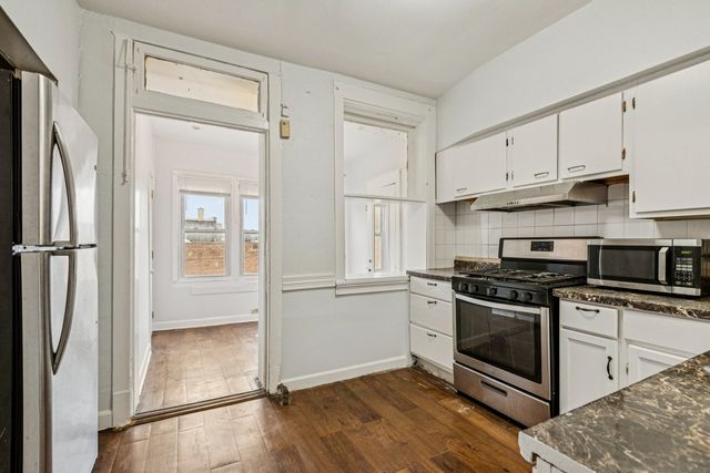 2018 W Birchwood Avenue, Chicago, IL 60645