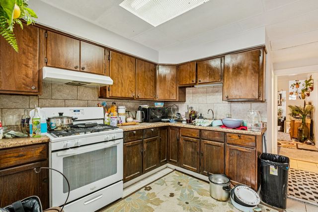 2018 W Birchwood Avenue, Chicago, IL 60645