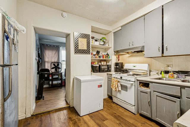 2018 W Birchwood Avenue, Chicago, IL 60645