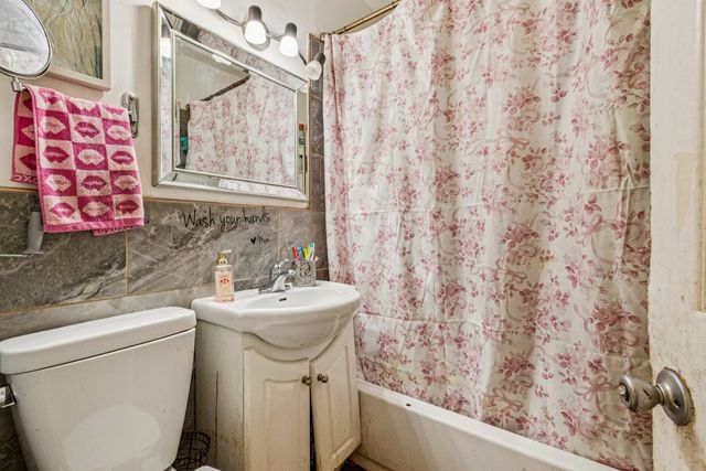 2018 W Birchwood Avenue, Chicago, IL 60645