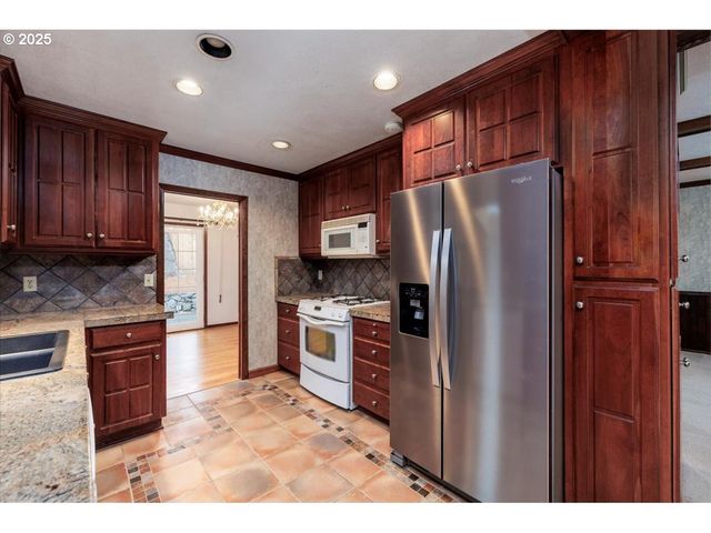 2335 Sw IMPERIAL Ct, Portland, OR 97225