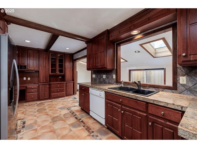 2335 Sw IMPERIAL Ct, Portland, OR 97225