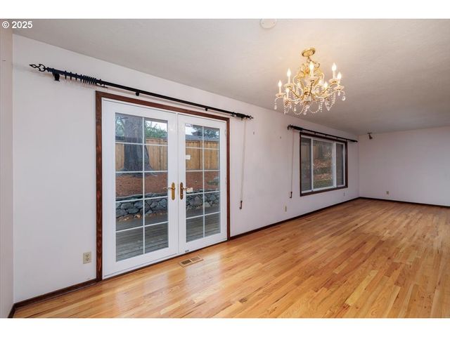 2335 Sw IMPERIAL Ct, Portland, OR 97225