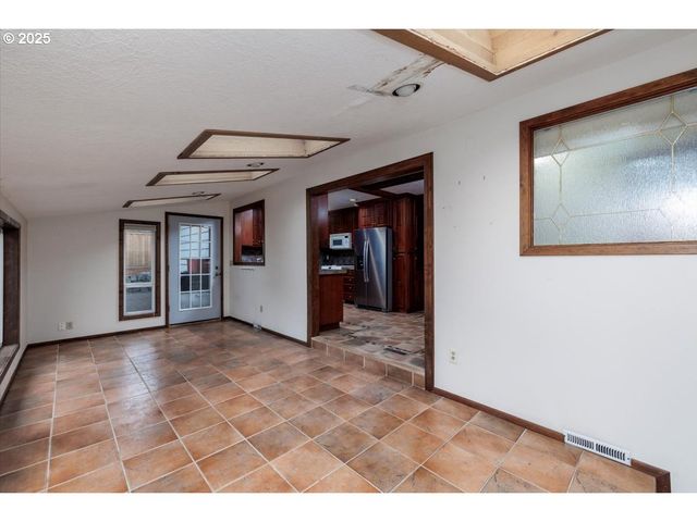 2335 Sw IMPERIAL Ct, Portland, OR 97225