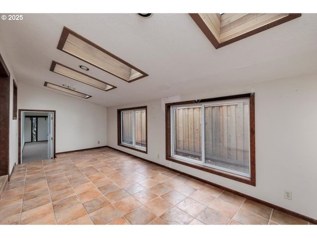 2335 Sw IMPERIAL Ct, Portland, OR 97225