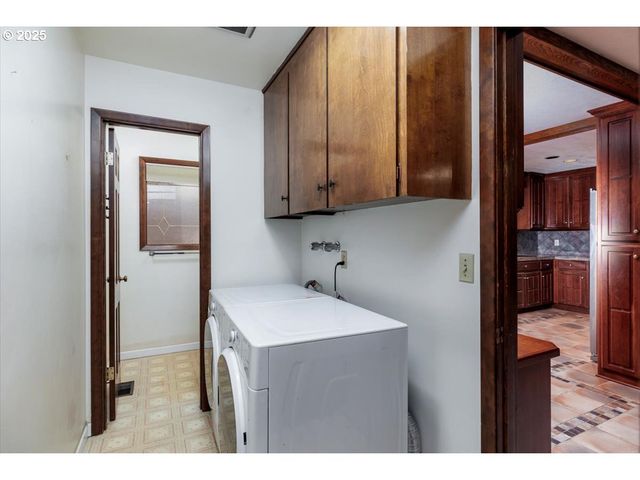 2335 Sw IMPERIAL Ct, Portland, OR 97225