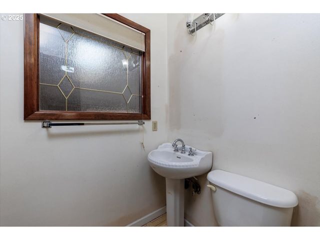 2335 Sw IMPERIAL Ct, Portland, OR 97225