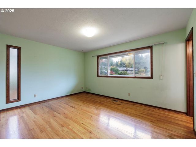 2335 Sw IMPERIAL Ct, Portland, OR 97225
