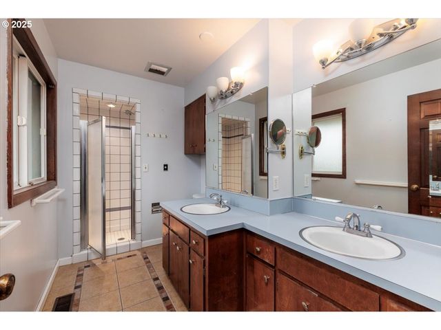 2335 Sw IMPERIAL Ct, Portland, OR 97225