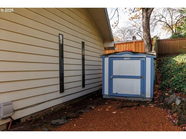 2335 Sw IMPERIAL Ct, Portland, OR 97225