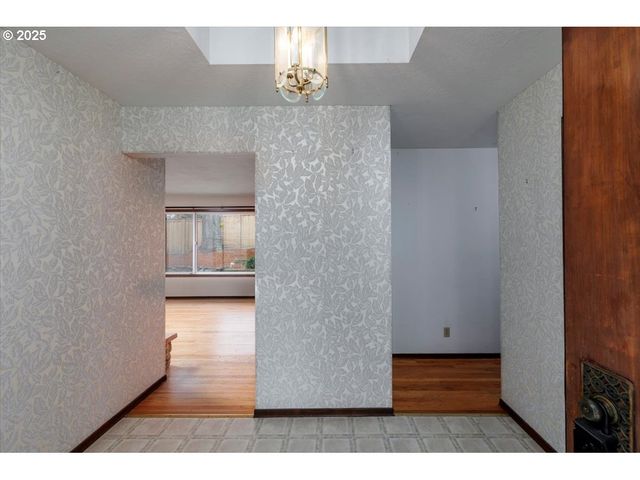 2335 Sw IMPERIAL Ct, Portland, OR 97225