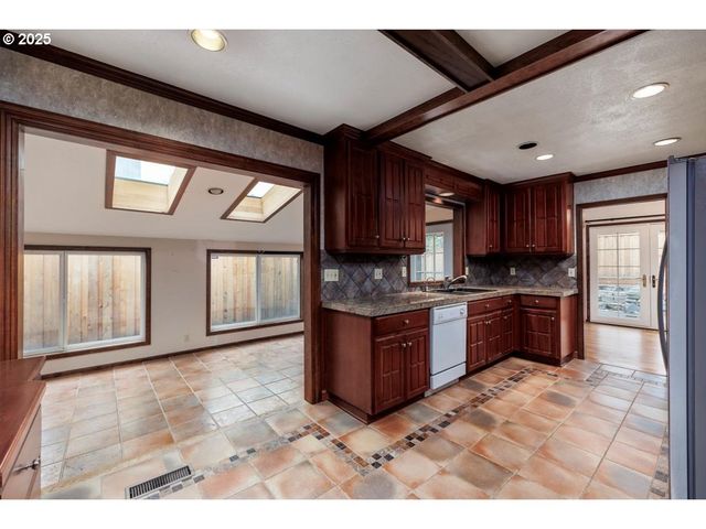 2335 Sw IMPERIAL Ct, Portland, OR 97225