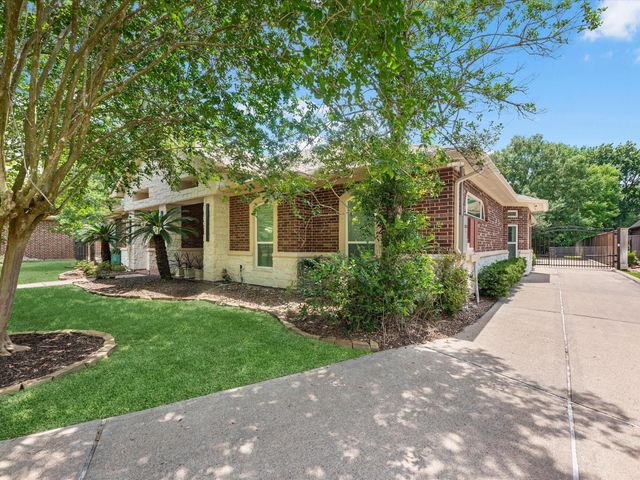 11 Marys Creek Lane, Friendswood, TX 77546