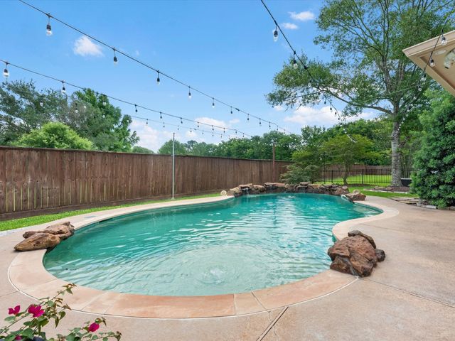 11 Marys Creek Lane, Friendswood, TX 77546