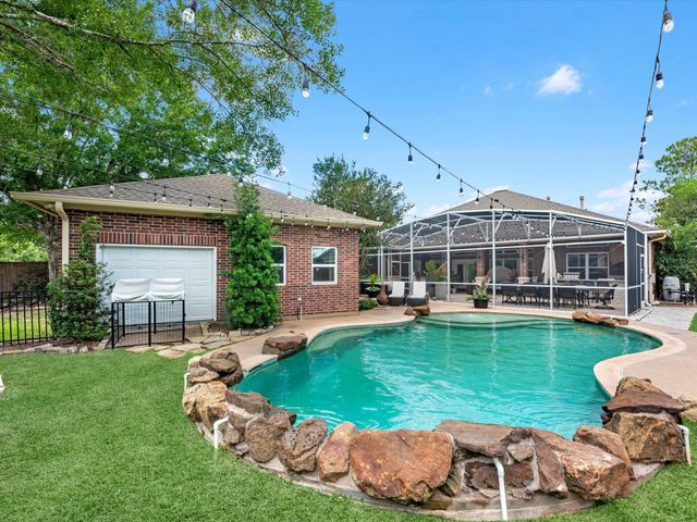 11 Marys Creek Lane, Friendswood, TX 77546