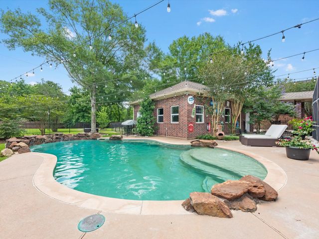 11 Marys Creek Lane, Friendswood, TX 77546
