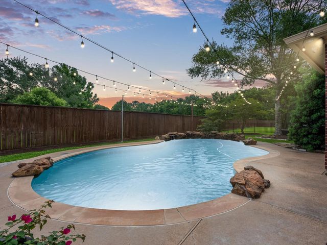 11 Marys Creek Lane, Friendswood, TX 77546