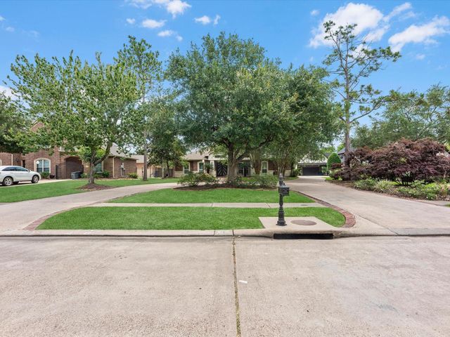 11 Marys Creek Lane, Friendswood, TX 77546