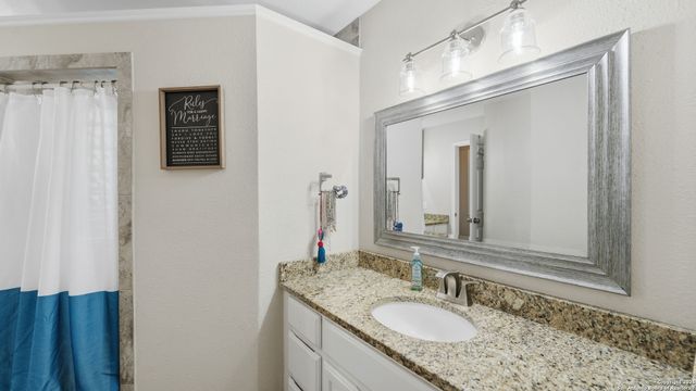 226 Broken Arrow, Floresville, TX 78114