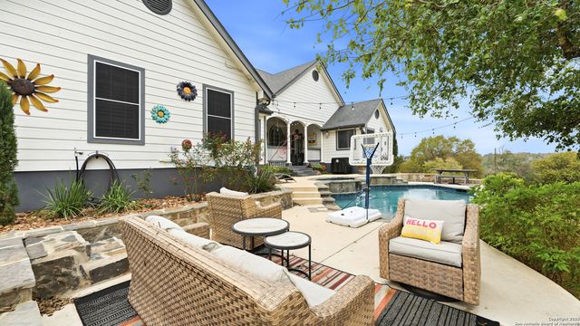 226 Broken Arrow, Floresville, TX 78114