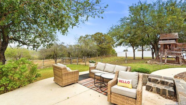 226 Broken Arrow, Floresville, TX 78114