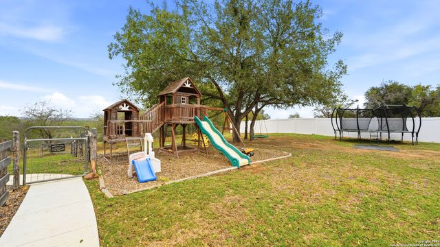 226 Broken Arrow, Floresville, TX 78114
