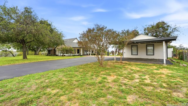 226 Broken Arrow, Floresville, TX 78114