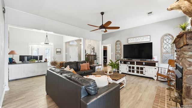 226 Broken Arrow, Floresville, TX 78114