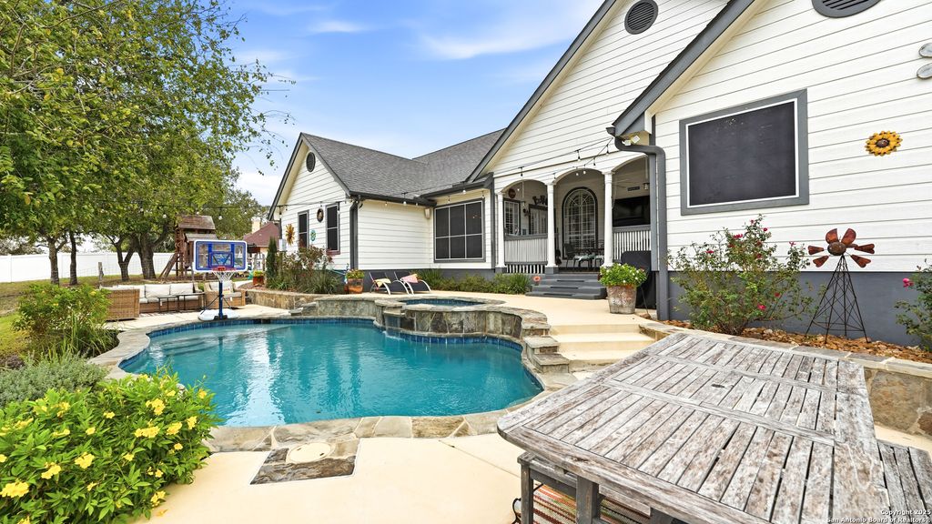 226 Broken Arrow, Floresville, TX 78114