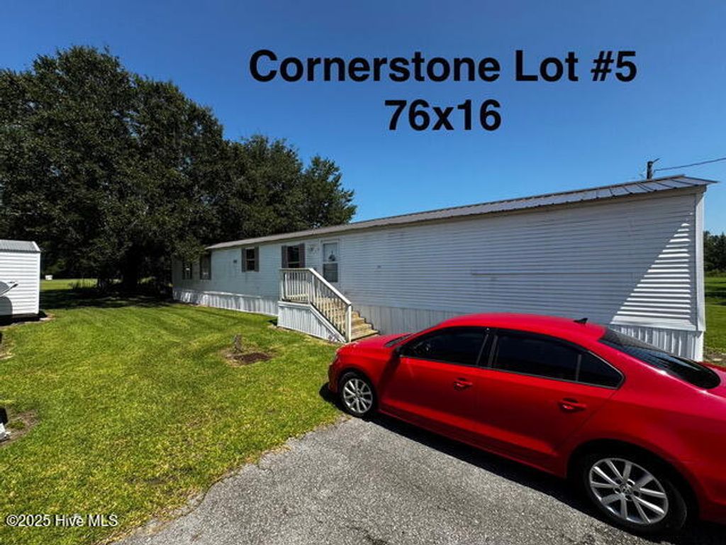 Image 7 of property listing at 108 Smith Mhp Lane, Chinquapin, NC 28521