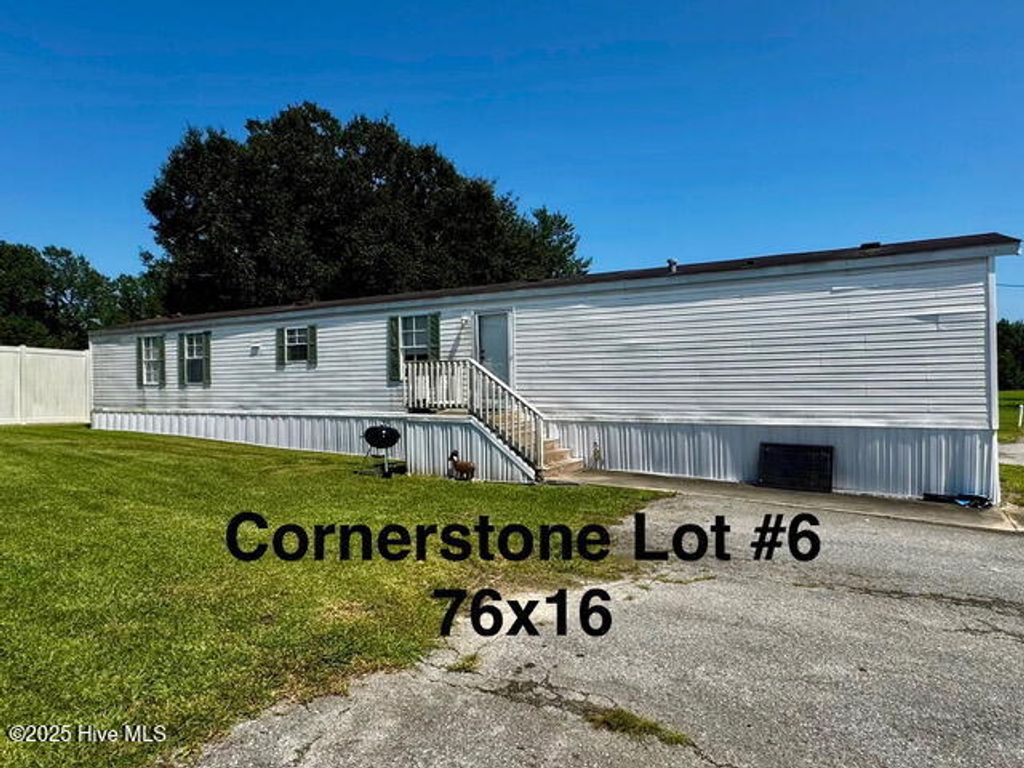 Image 8 of property listing at 108 Smith Mhp Lane, Chinquapin, NC 28521