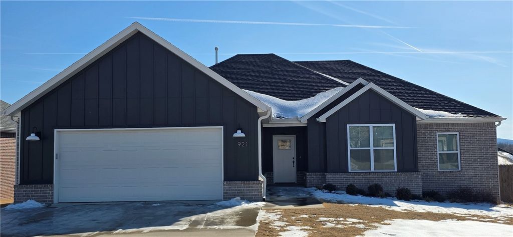 921 Round Top Street, Prairie Grove, AR 72753