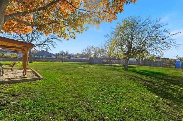 412 N Dallas Street, Pilot Point, TX 76258