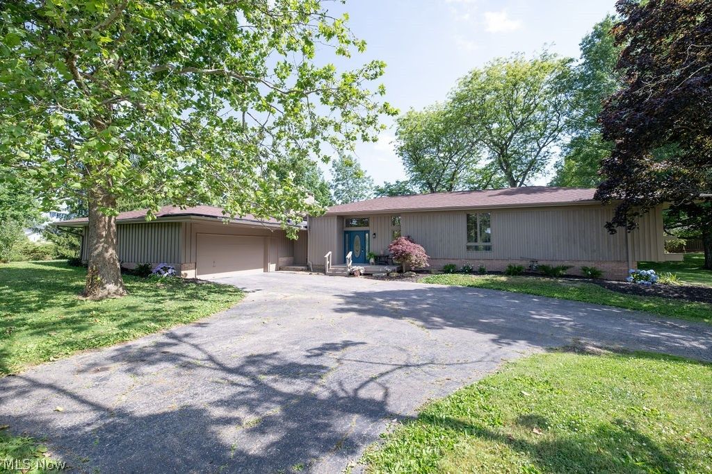 831 Brandon Circle, Aurora, OH 44202