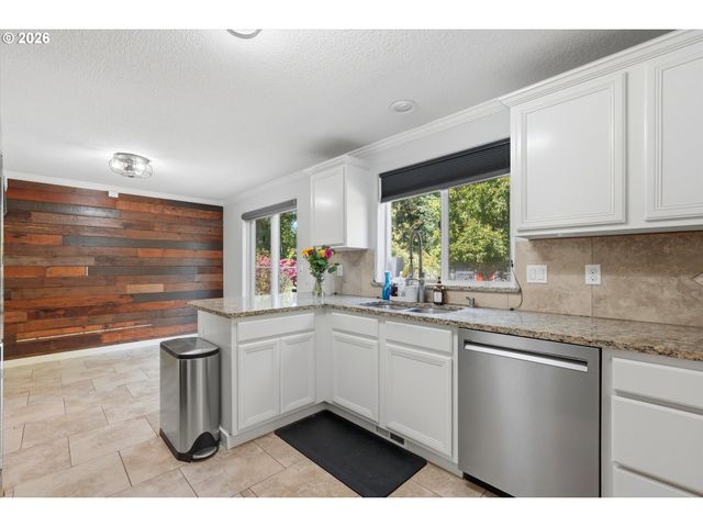 827 Ne FALOMA Rd, Portland, OR 97211