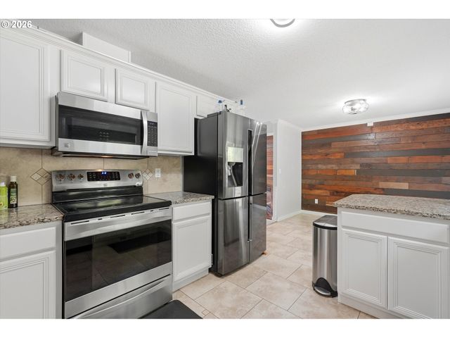 827 Ne FALOMA Rd, Portland, OR 97211