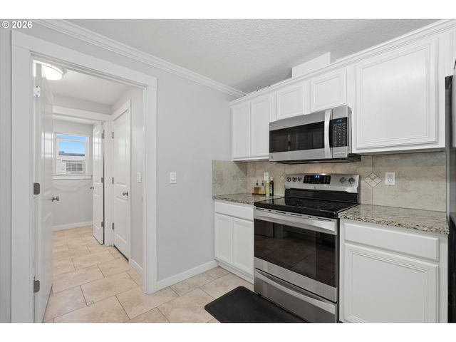827 Ne FALOMA Rd, Portland, OR 97211