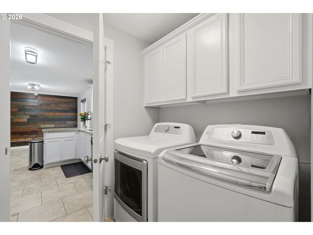 827 Ne FALOMA Rd, Portland, OR 97211