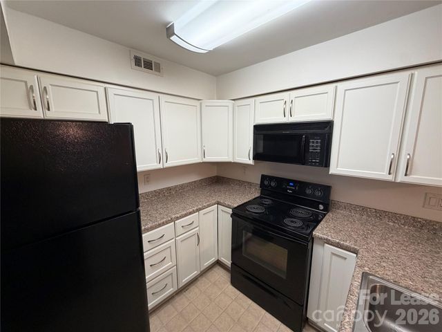 1832 J Julian Lane D, Charlotte, NC 28208