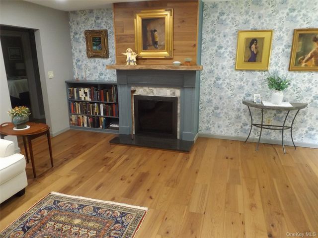30 Daisy Lane, Poughkeepsie, NY 12603