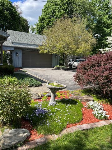 30 Daisy Lane, Poughkeepsie, NY 12603