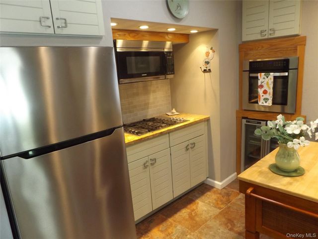 30 Daisy Lane, Poughkeepsie, NY 12603