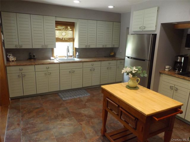 30 Daisy Lane, Poughkeepsie, NY 12603