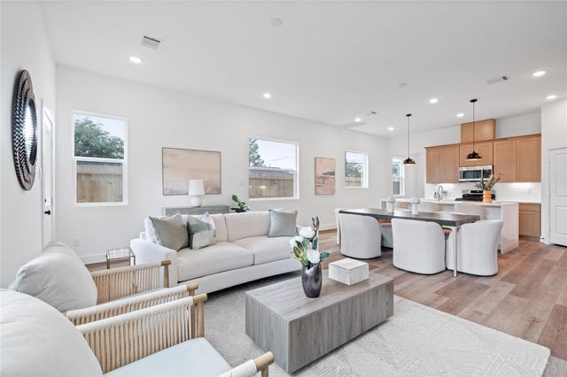 1031-1033 S Victory Drive, Houston, TX 77088