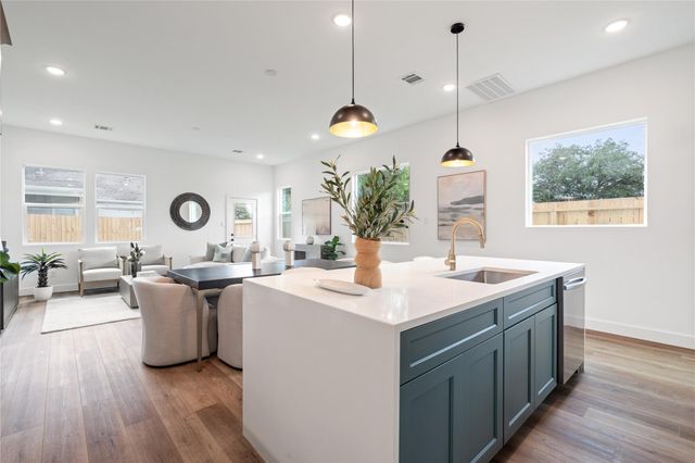 1031-1033 S Victory Drive, Houston, TX 77088